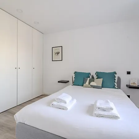 The Locomotive Flat By House And People Braga