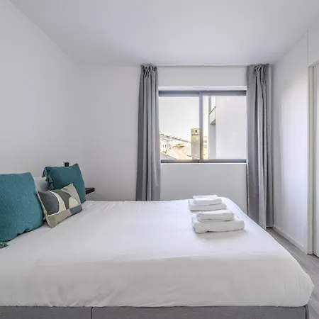 아파트 The Locomotive Flat By House And People 브라가