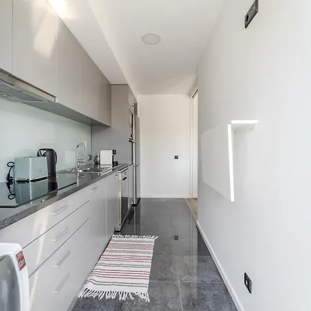 The Locomotive Flat By House And People * Braga