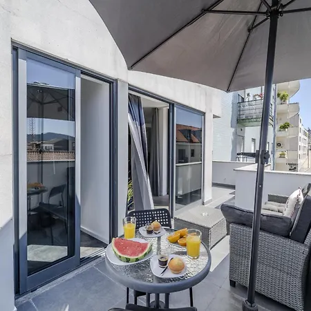 The Locomotive Flat By House And People 아파트