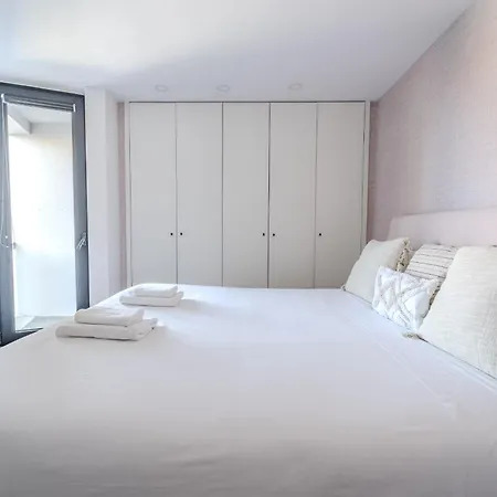 The Locomotive Flat By House And People 아파트