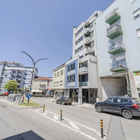 The Locomotive Flat By House And People 아파트 브라가