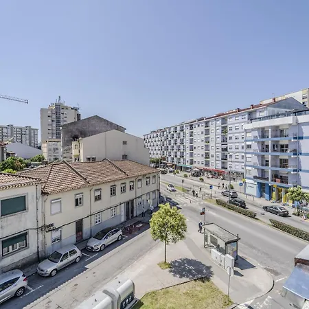 The Locomotive Flat By House And People 브라가