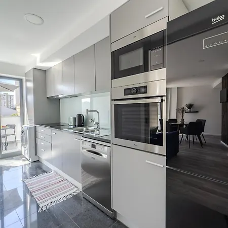 The Locomotive Flat By House And People Appartement
