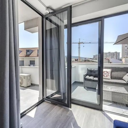 The Locomotive Flat By House And People Braga