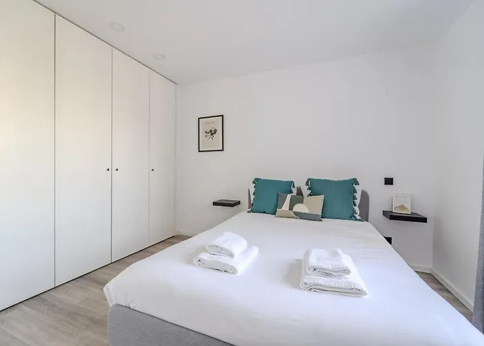 The Locomotive Flat By House And People 브라가