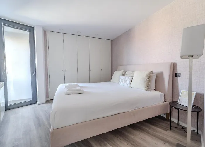 The Locomotive Flat By House And People 아파트