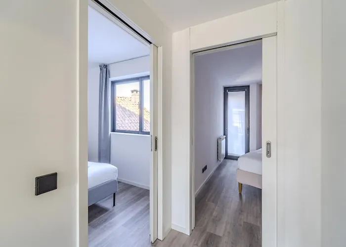 The Locomotive Flat By House And People * 브라가