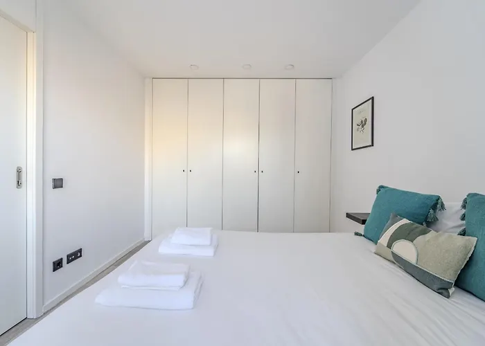 The Locomotive Flat By House And People 아파트 브라가