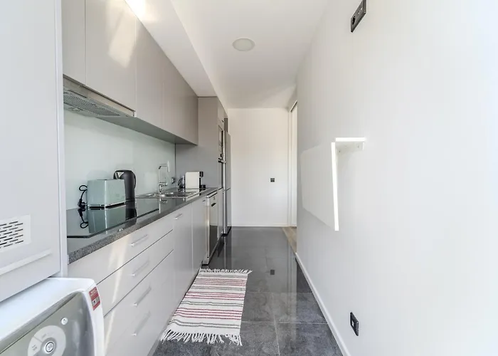 The Locomotive Flat By House And People * 브라가