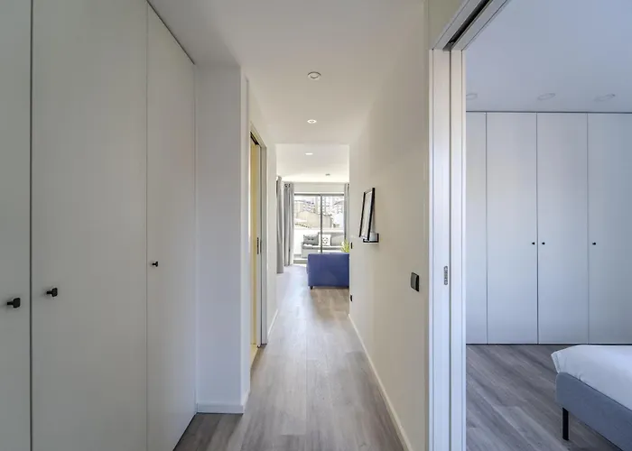 The Locomotive Flat By House And People 아파트