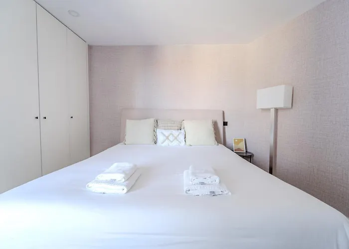 The Locomotive Flat By House And People * 브라가