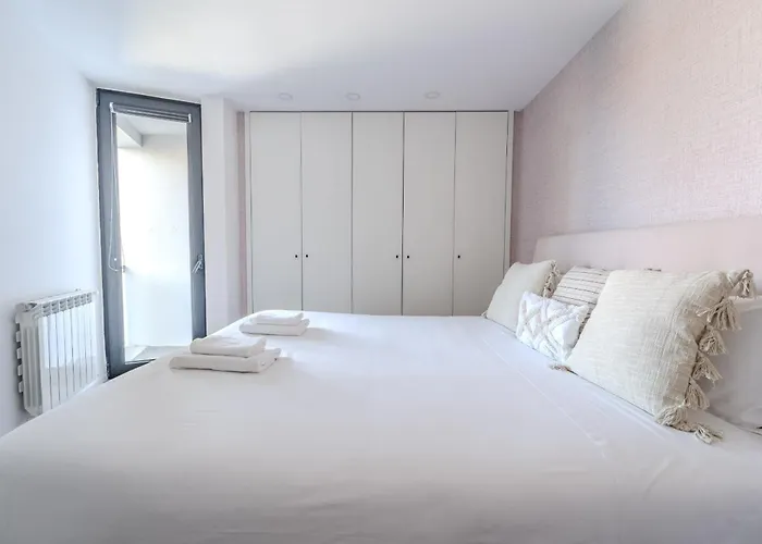 The Locomotive Flat By House And People 아파트