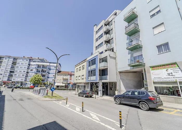 The Locomotive Flat By House And People 아파트 브라가