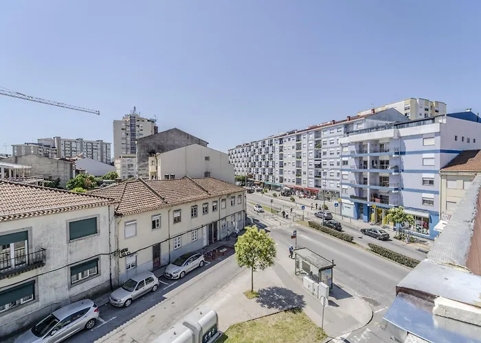 The Locomotive Flat By House And People 브라가