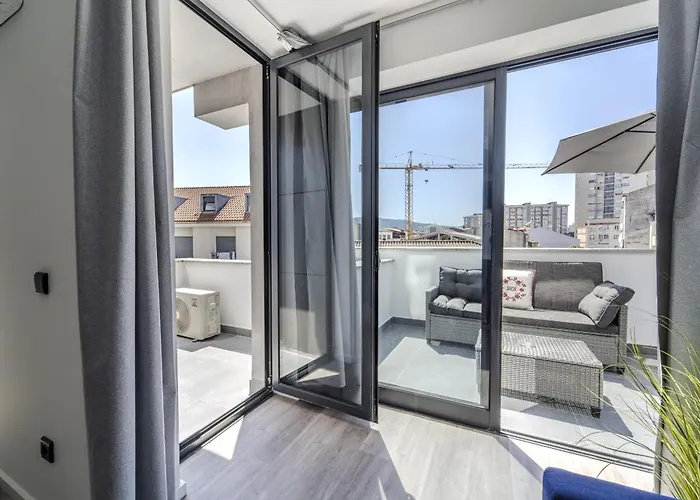 The Locomotive Flat By House And People 브라가