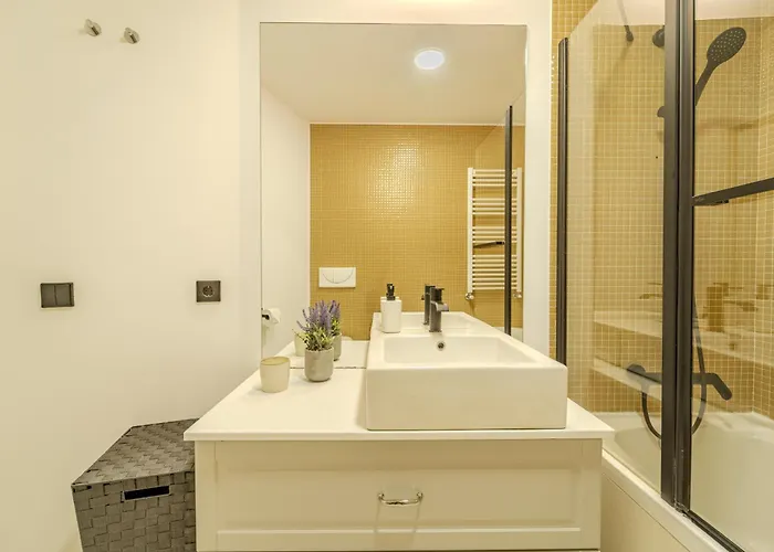 Lejlighed The Locomotive Flat By House And People *